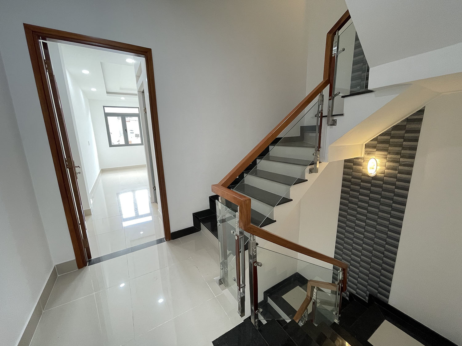 Tuyệt phẩm 3 lầu (4x15) 6 phòng t.kế Singapore, mới xây dựng, hẻm đẹp Phan Đình Phùng - gần PXLong